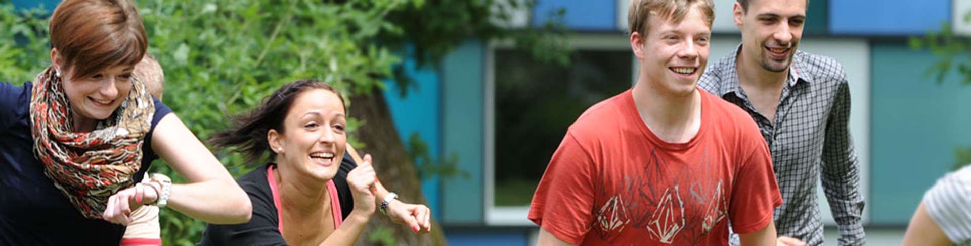 Freiwillige bei einem Rennspiel