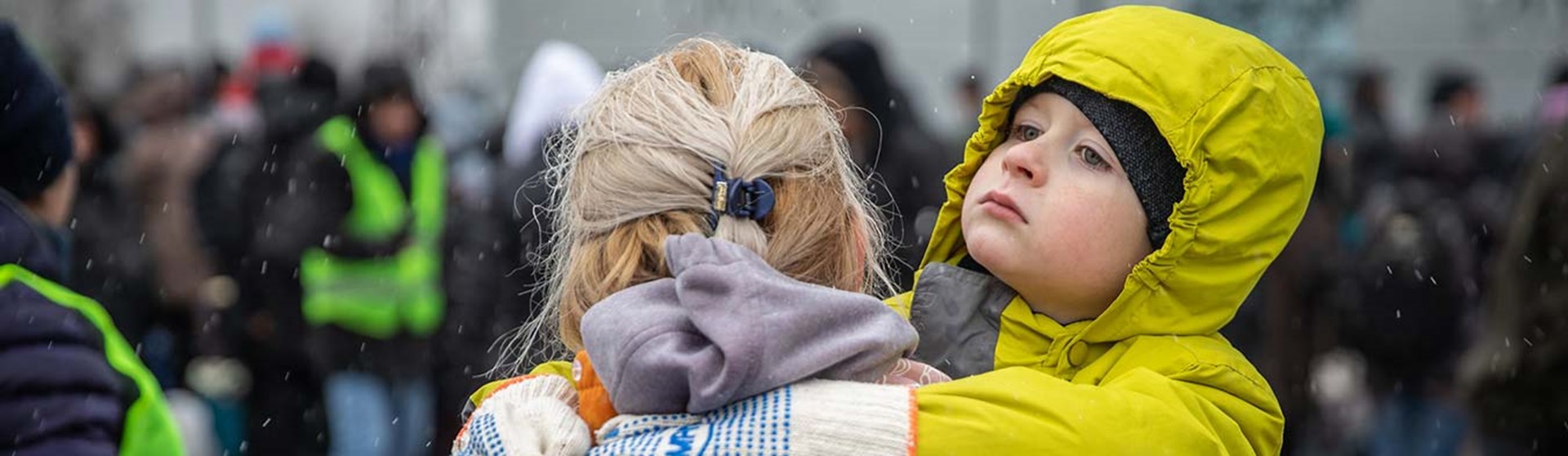 Mutter mit Kind im Schnee