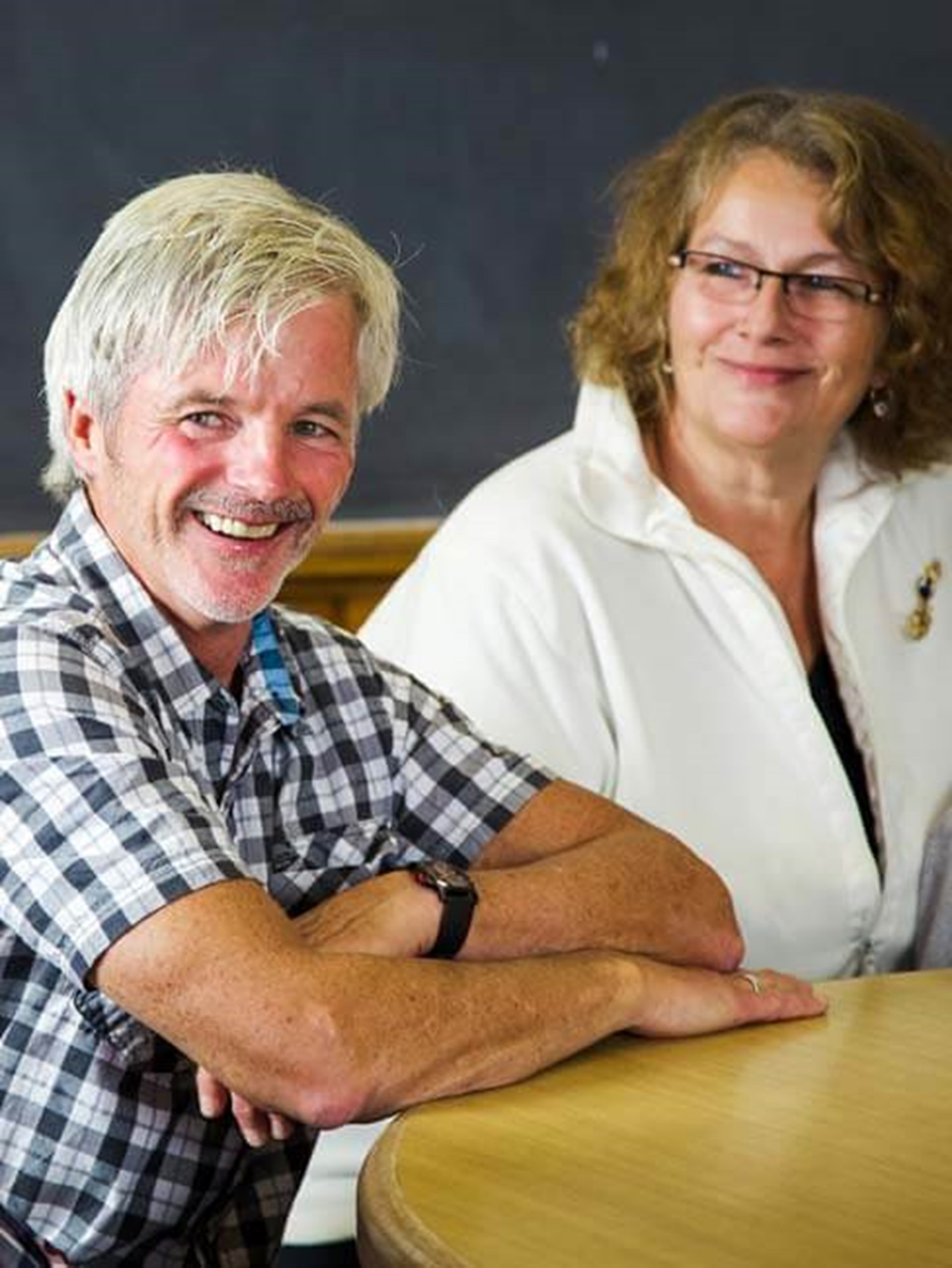 Mann mittleren Alters lässt sich beraten