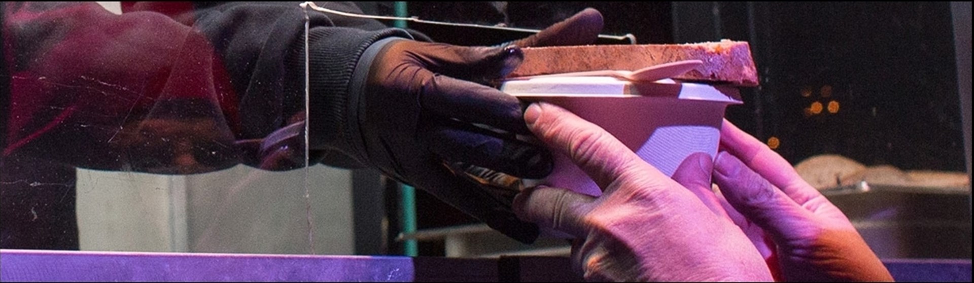 Essensübergabe an Bedürftige