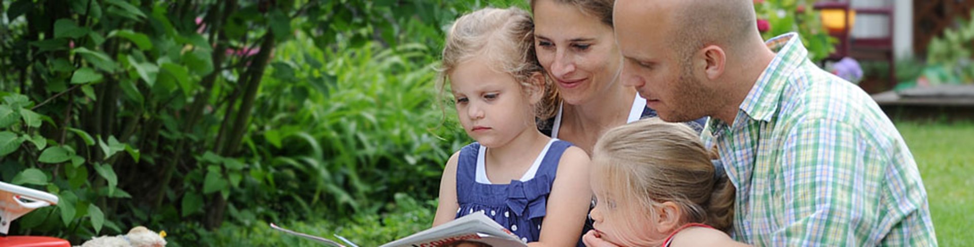 Familie liest in einer Zeitschrift