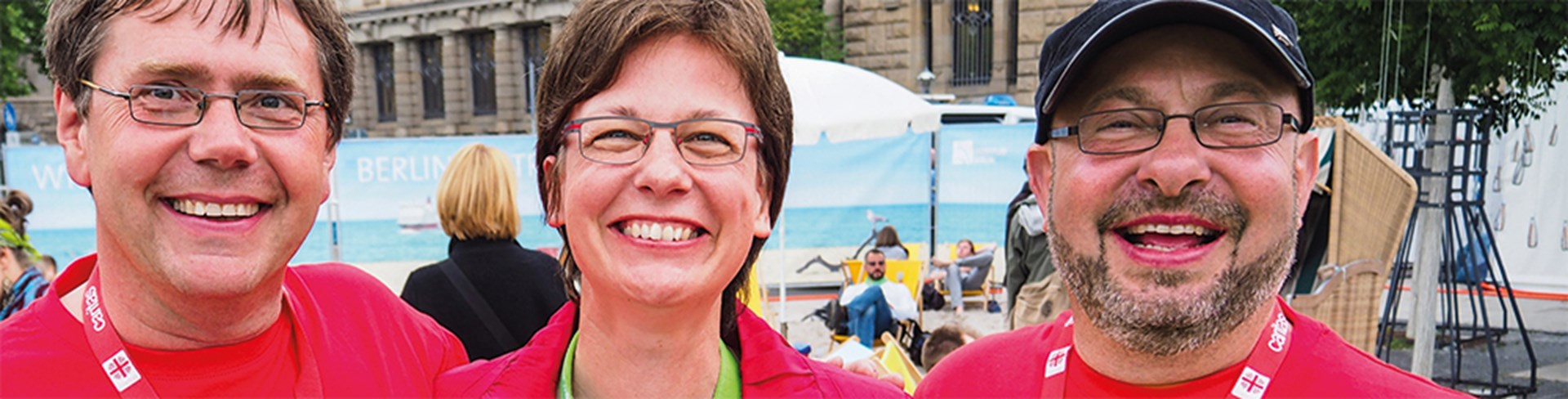 Ulrike Kostka mit zwei Caritas-Mitarbeitern