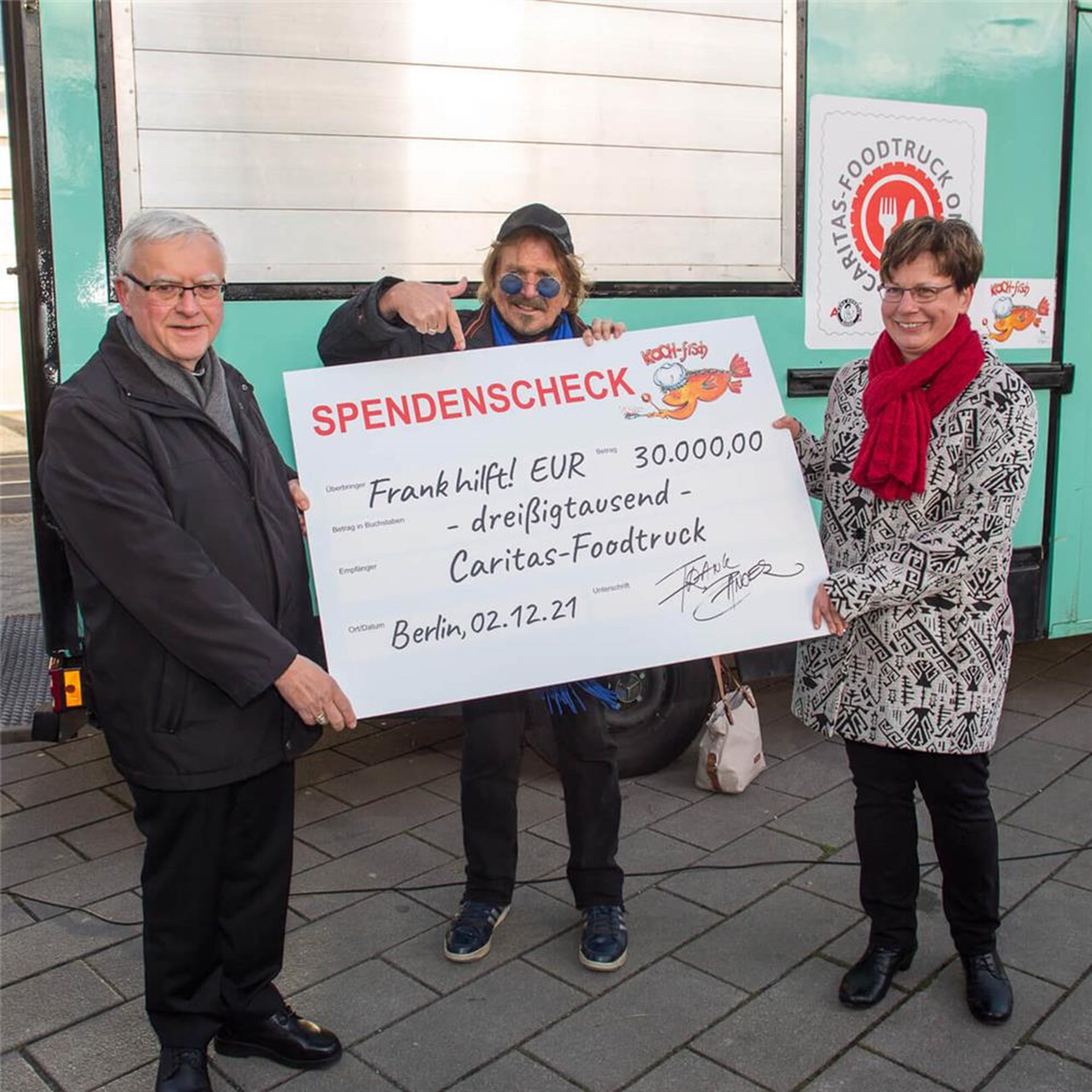 Scheckübergabe mit Erzbischof