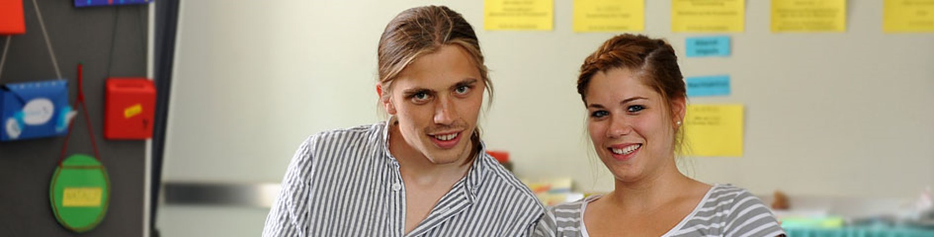 Junger Mann und junge Frau bei einer Fortbildung