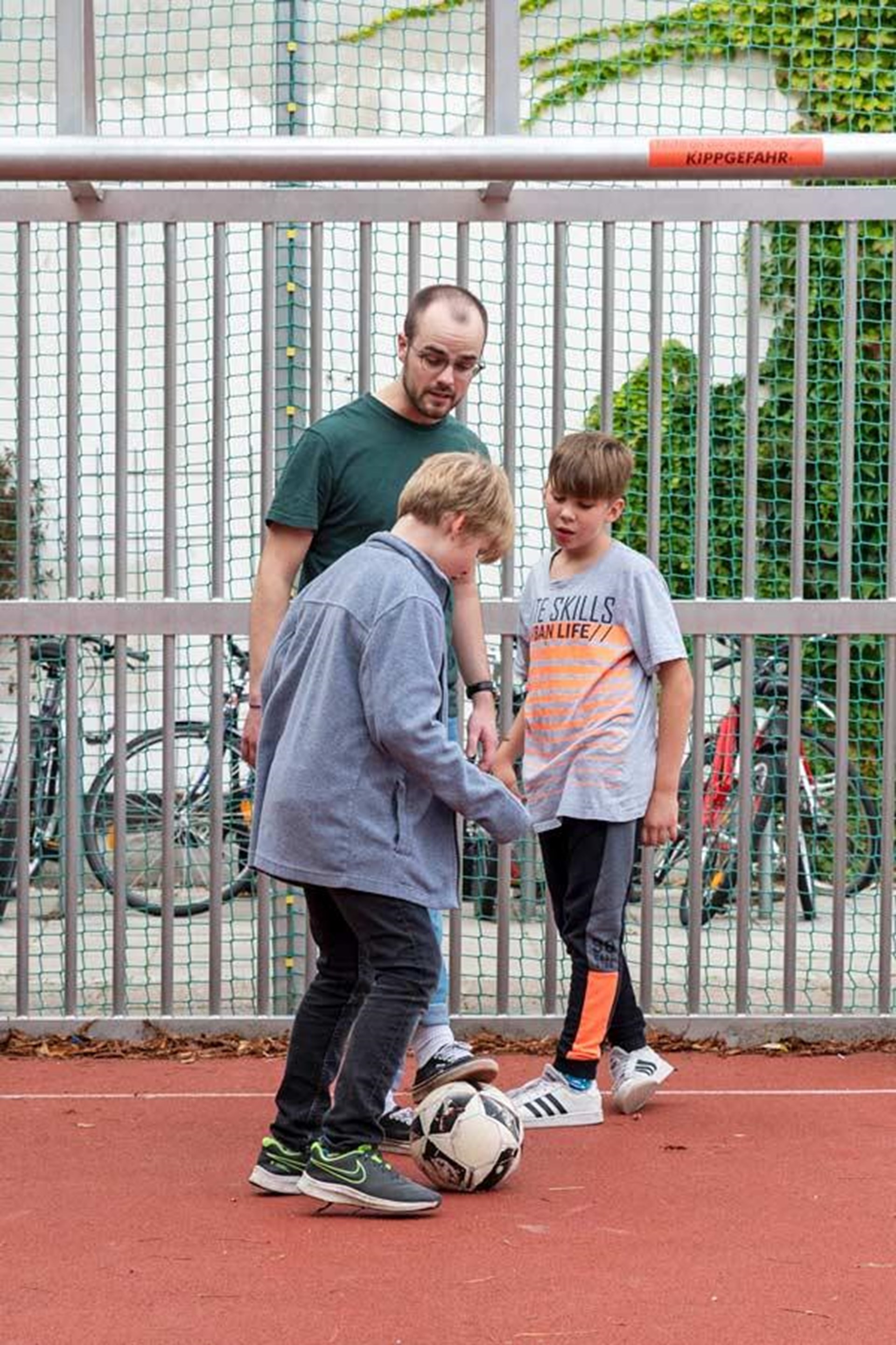 Bildungsbuddy Maximilien spielt Fußball