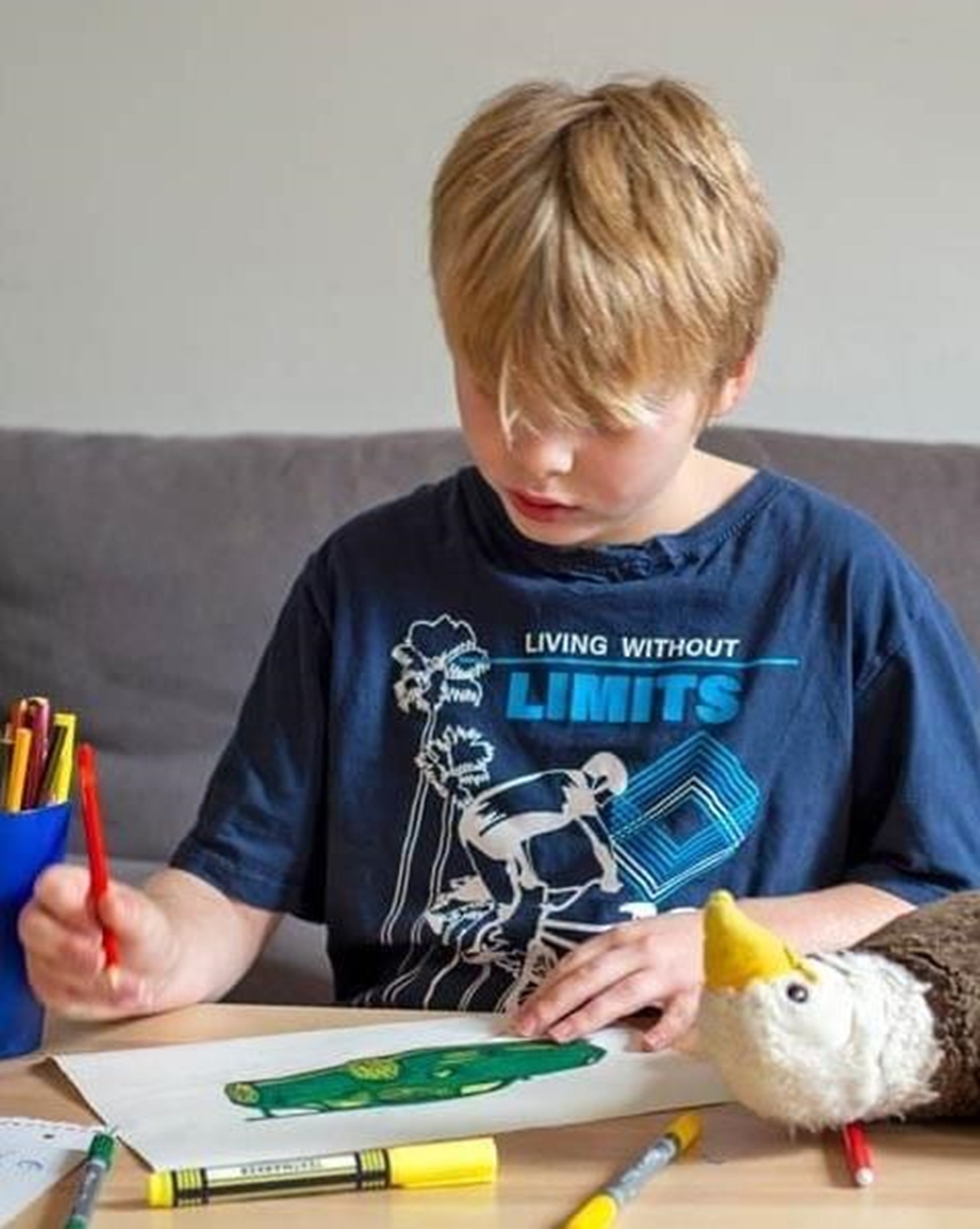 Junge beim Malen im Jugendhaus St. Josef der Caritas Berlin