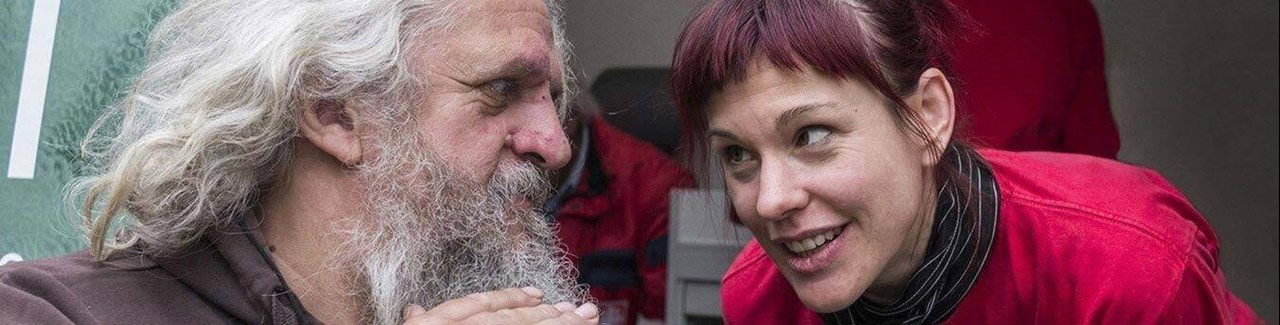 Jenny Kröger vom Arztmobil im Gespräch mit einem Obdachlosen