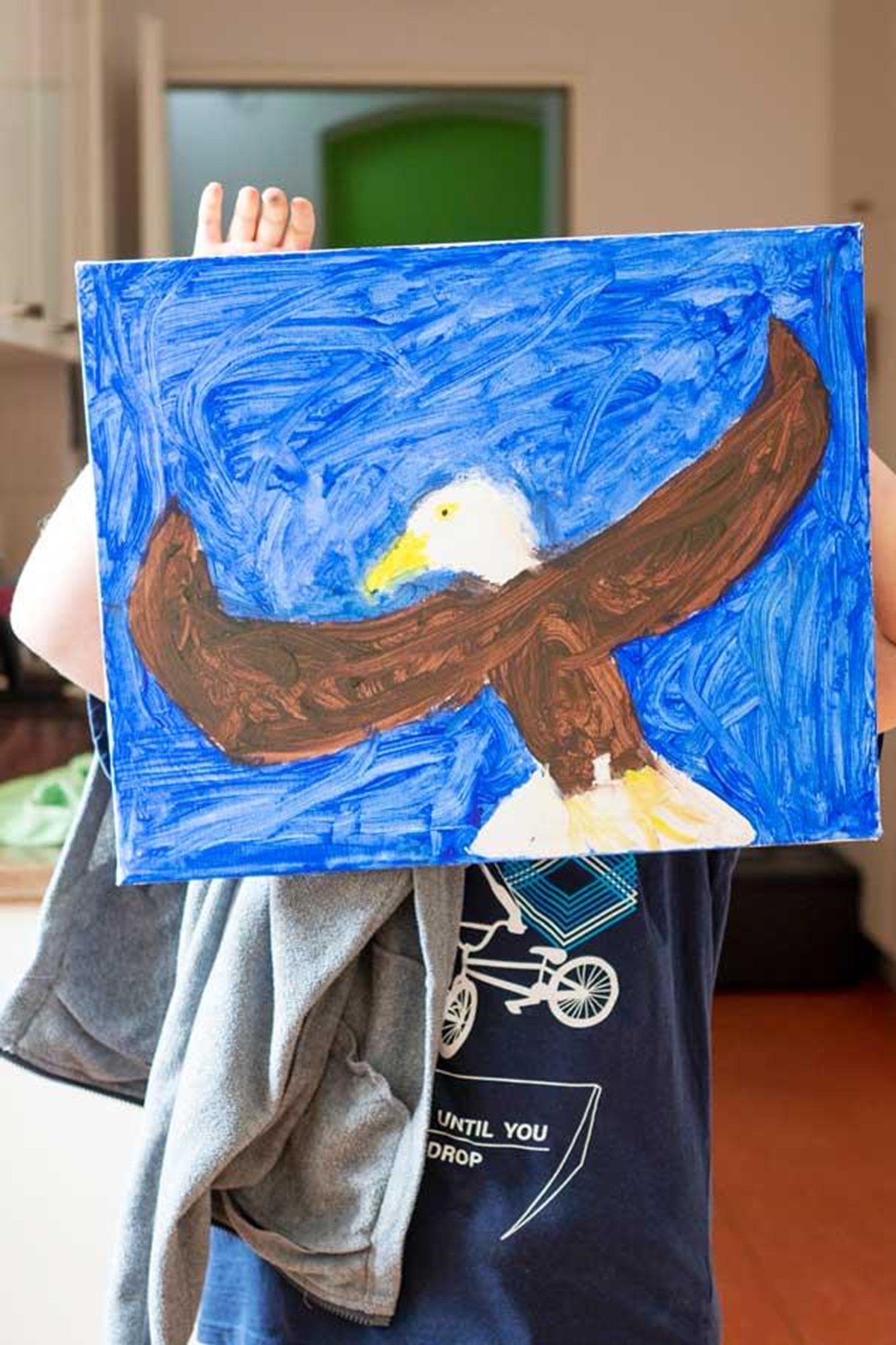 Ein Kind zeigt stolz sein Bild