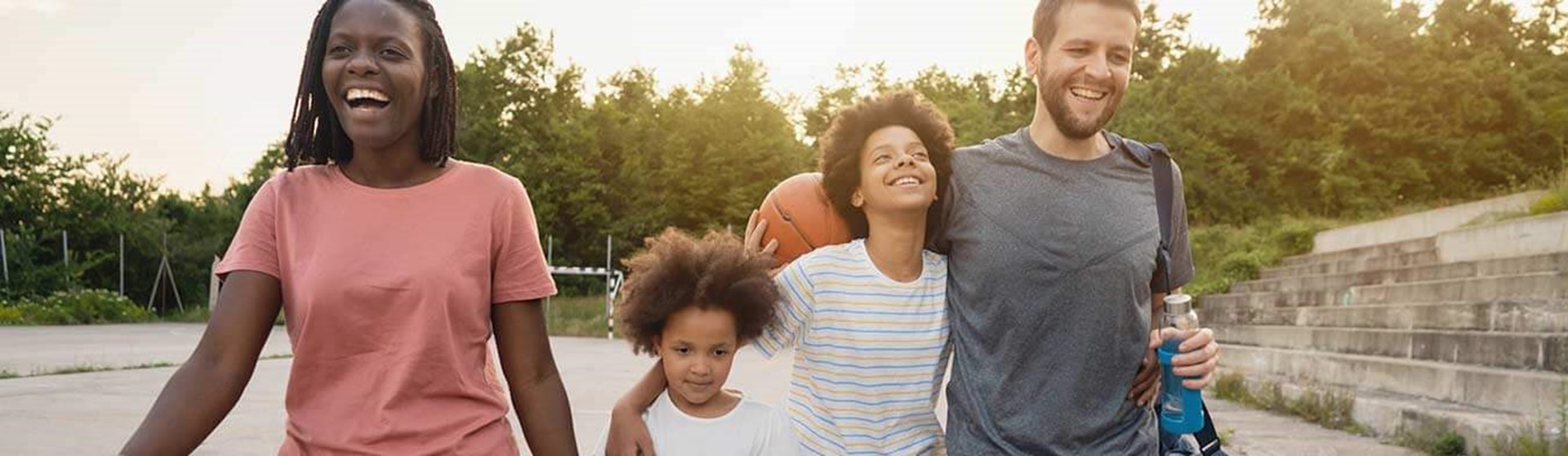 Fröhliche gemischte Familie