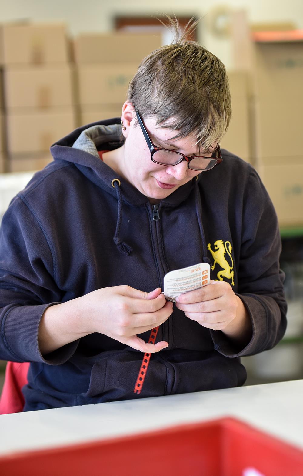 Junge Frau in Werkstatt