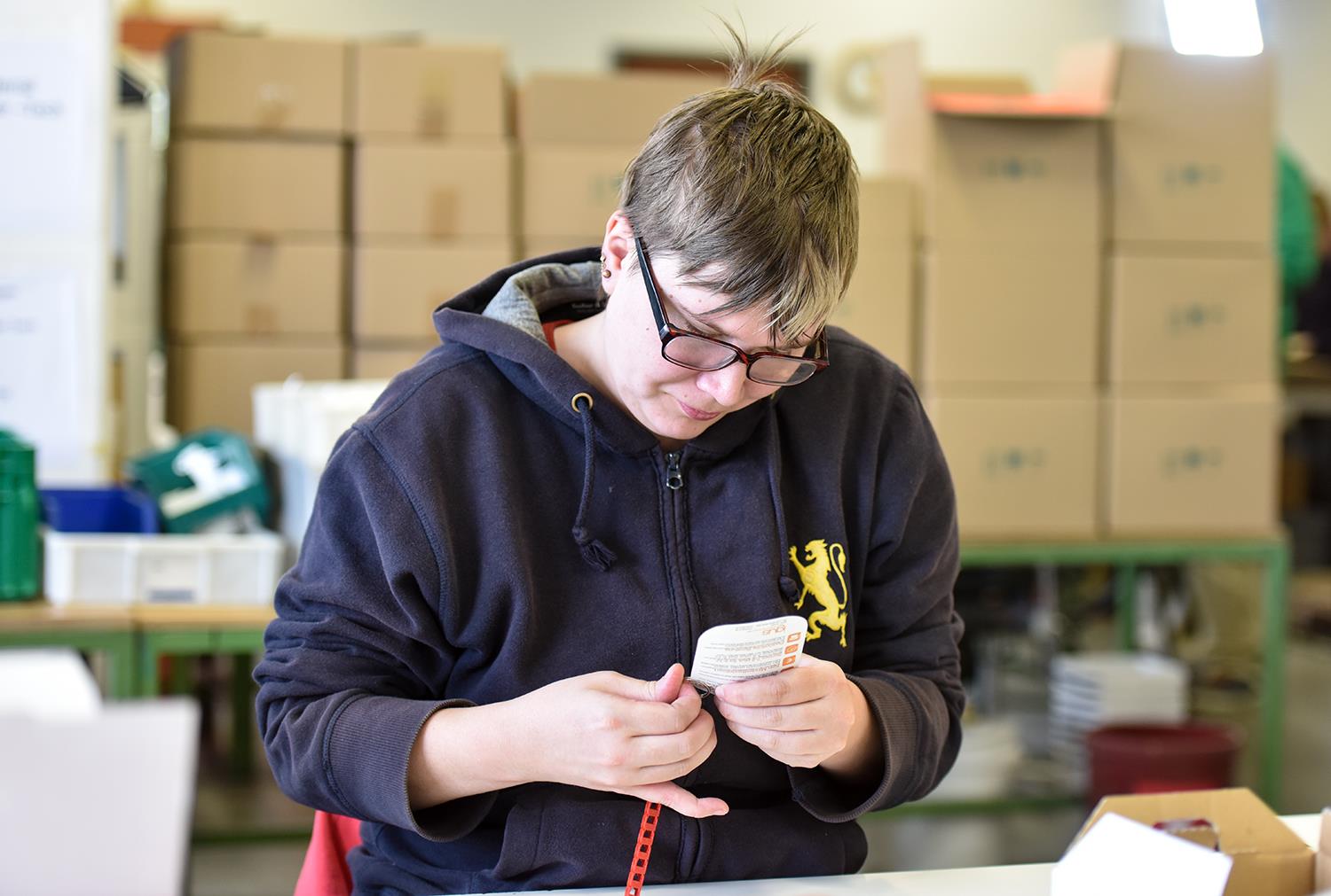 Junge Frau in Werkstatt