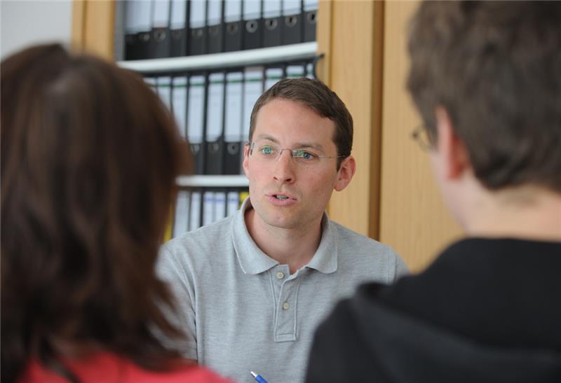 Ein Mann berät ein Paar