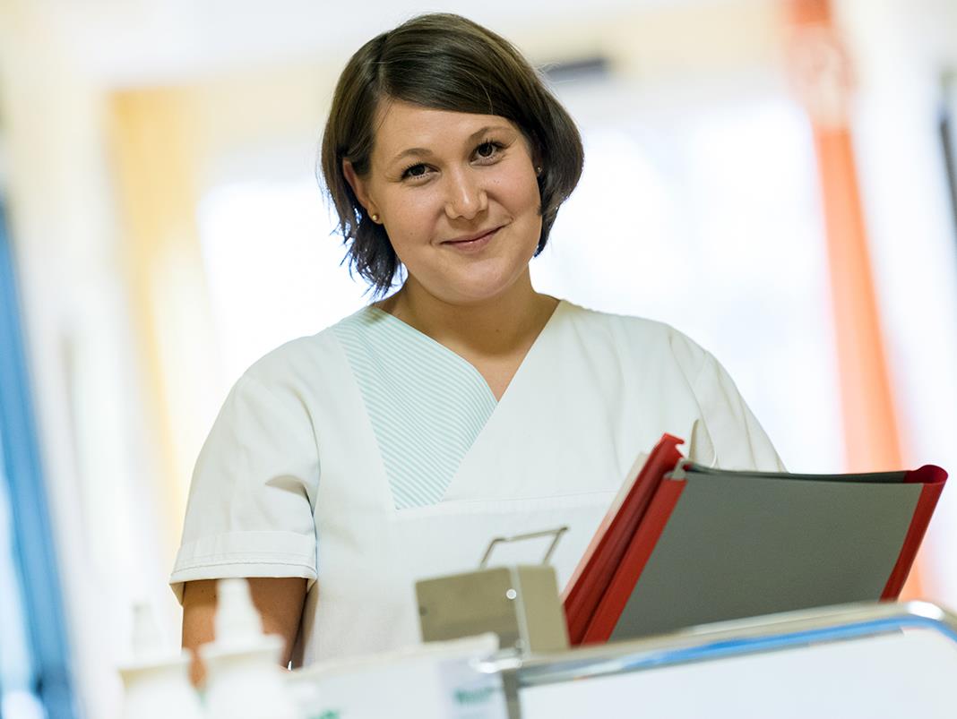 Junge Pflegerin auf Krankenstation