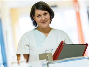 Junge Pflegerin auf Krankenstation