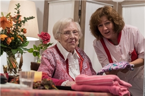 Pflegerin mit alter Dame