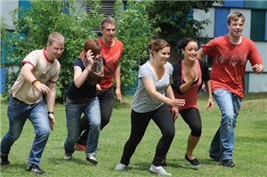 ein paar Menschen rennen los