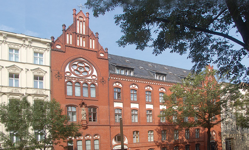 Historische Backsteinfassade des Seniorenheim St. Josefheim in der sonnigen Pappelallee.