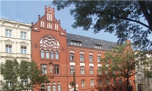 Historische Backsteinfassade des Seniorenheim St. Josefheim in der sonnigen Pappelallee.