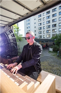 Der US-Amerikaner Cameron Carpenter (39) lebt seit vielen Jahren in Berlin.