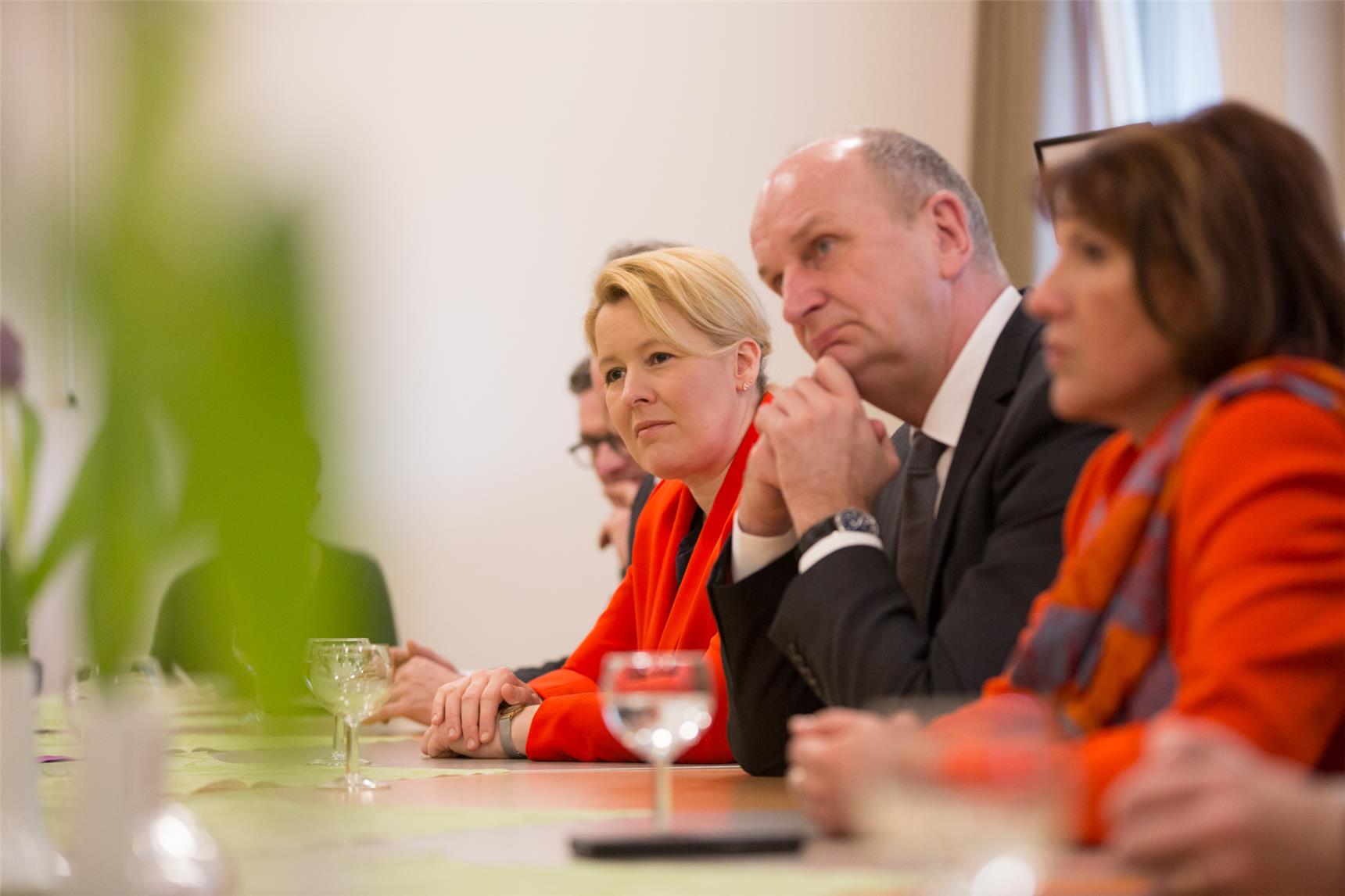 Ministerin Giffey und Ministerpräsident Woidke im Gespräch mit Azubis