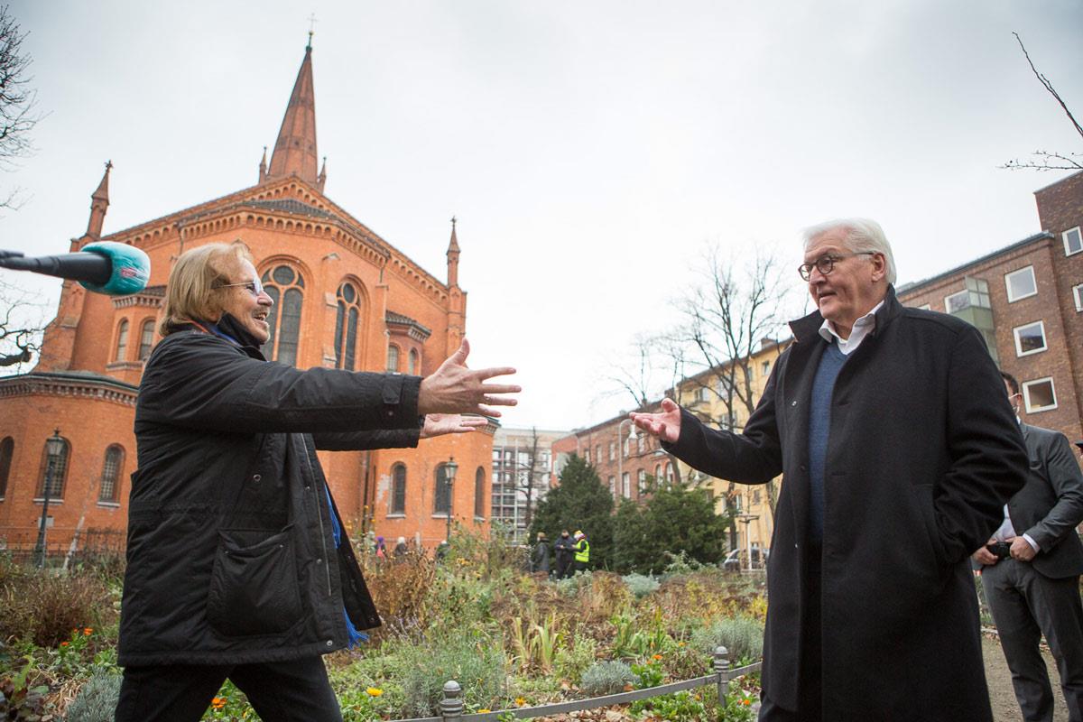 Frank-Walter Steinmeier und Frank Zander begrüßen sich