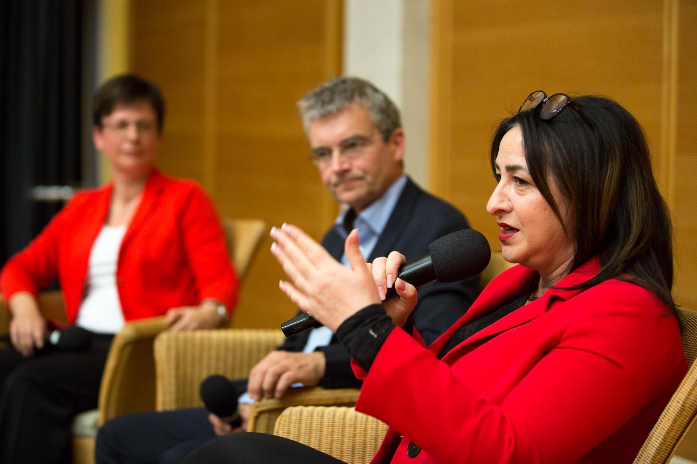 Senatorin Dilek Kolat im Caritas-Werkstattgespräch