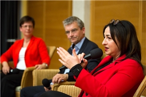 Senatorin Dilek Kolat im Caritas-Werkstattgespräch