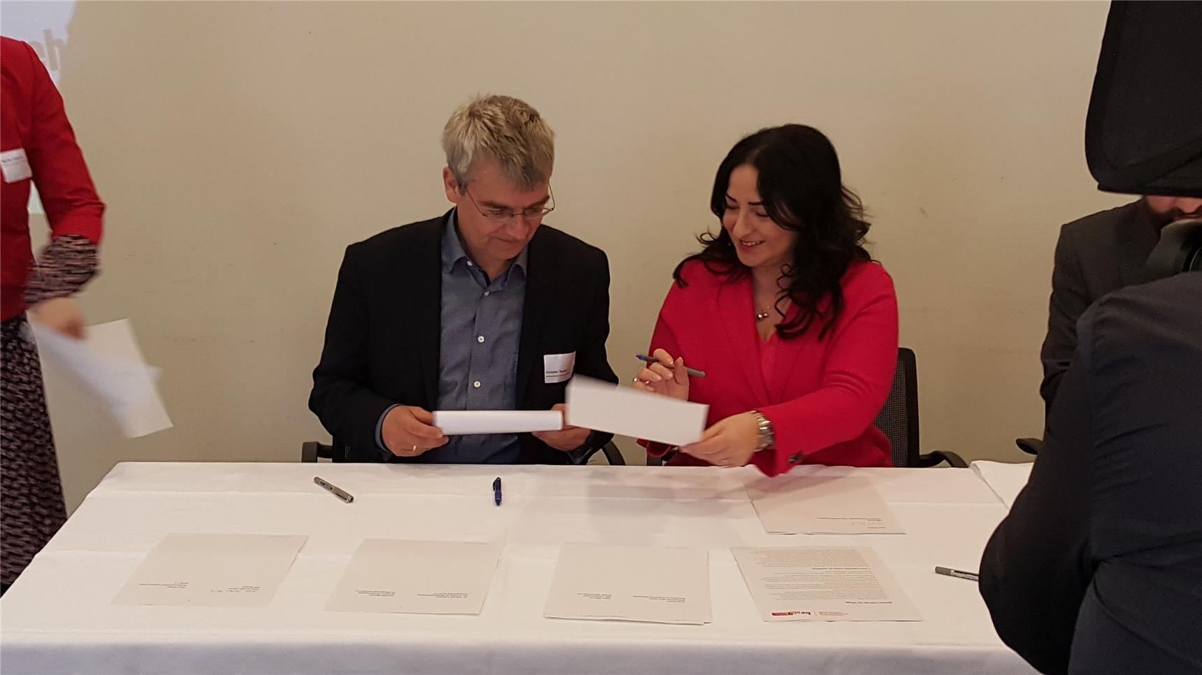 Dilek Kolat und Christian Thomes bei der Unterzeichnung des Berliner Pflege Paktes