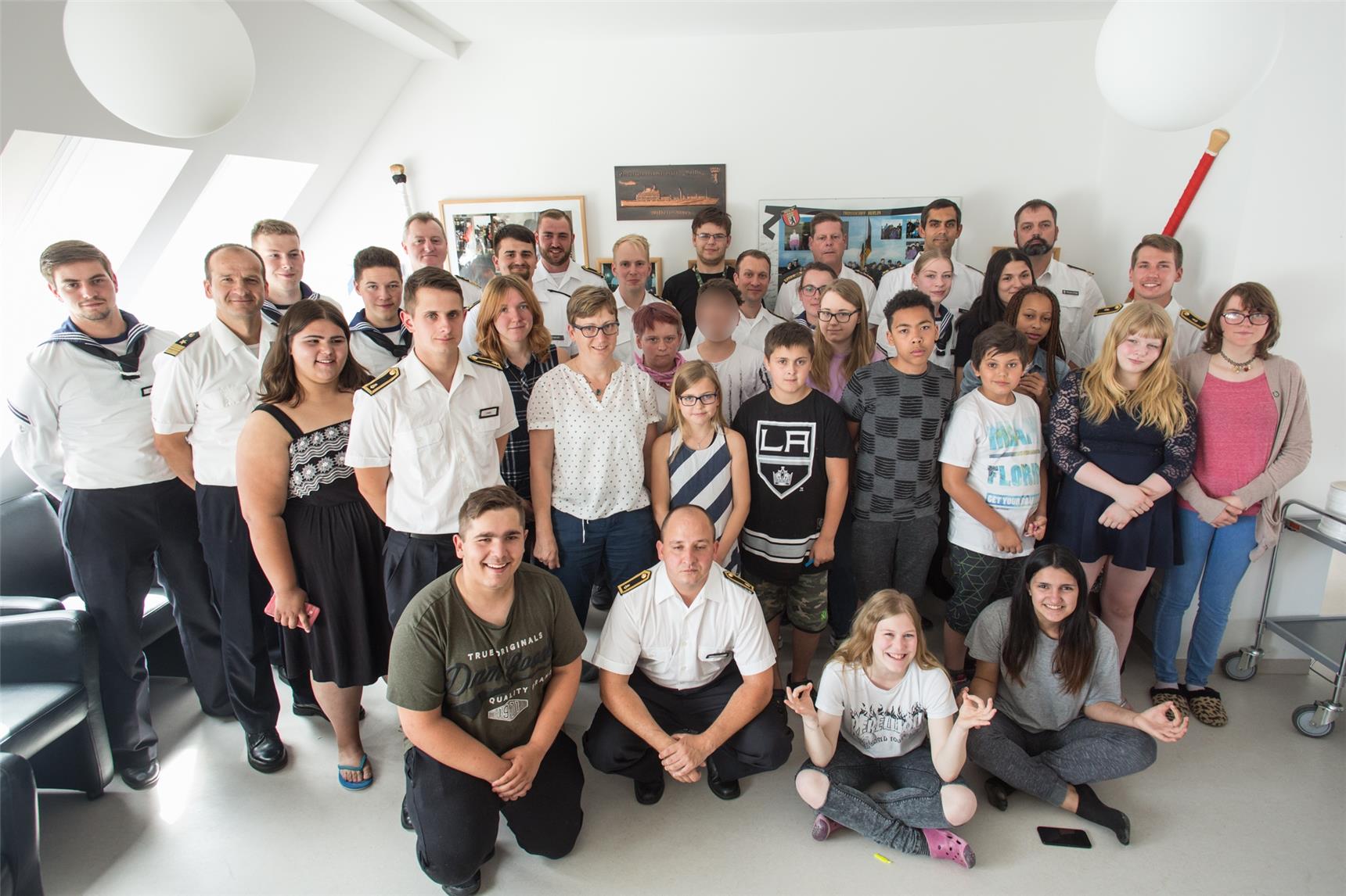 Fregattenkapitän Sven Hikele und Patenschaftsoffizier Kapitänleutnant Schulz-Maaz kamen mit 18 Marine-Soldaten, um Zeit mit den Kindern und Jugendlichen zu verbringen