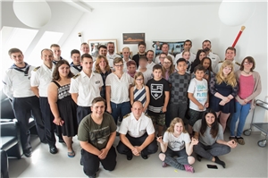 Fregattenkapitän Sven Hikele und Patenschaftsoffizier Kapitänleutnant Schulz-Maaz kamen mit 18 Marine-Soldaten, um Zeit mit den Kindern und Jugendlichen zu verbringen