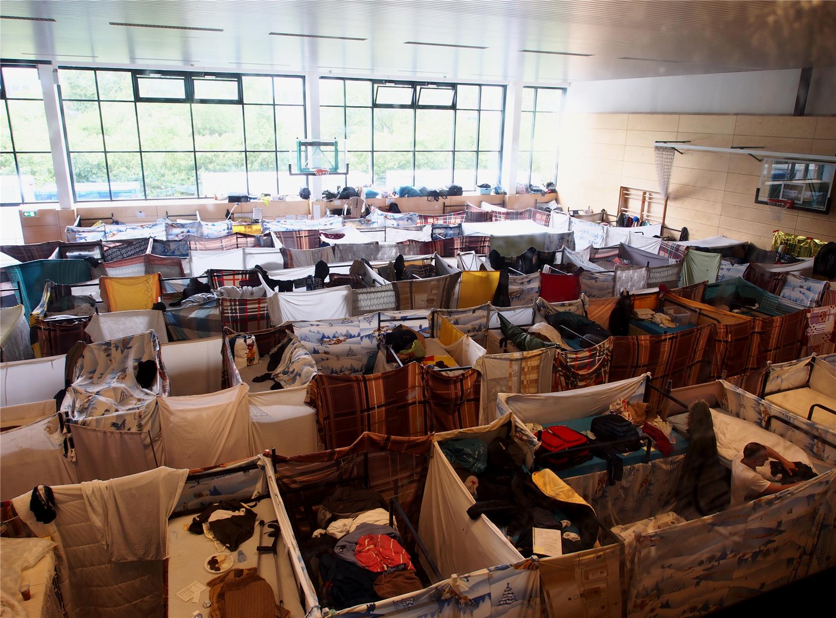 Eine Turnhalle als provisorische Flüchtlingsunterkunft