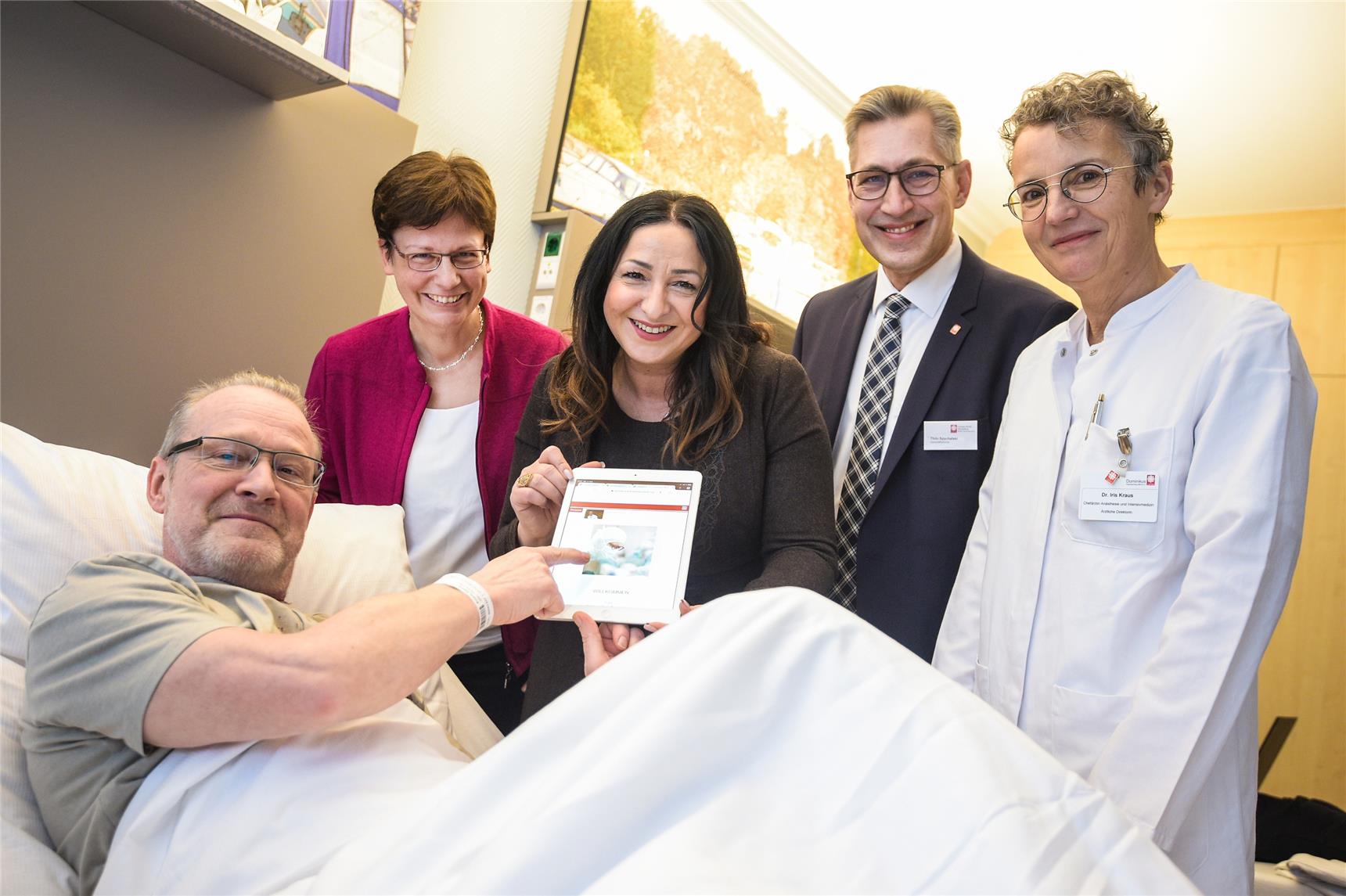 Senatorin Kalayci schaltet WLAN in Caritas Klinik Dominikus frei_1