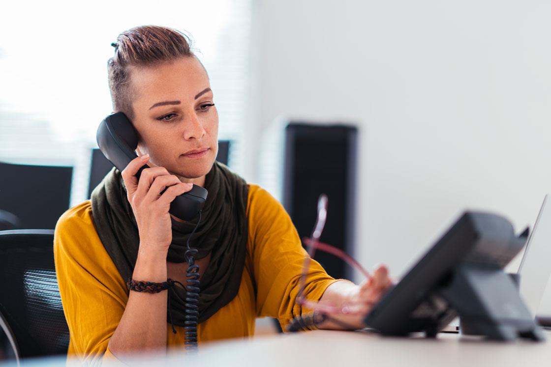 junge, besorgte Frau telefoniert