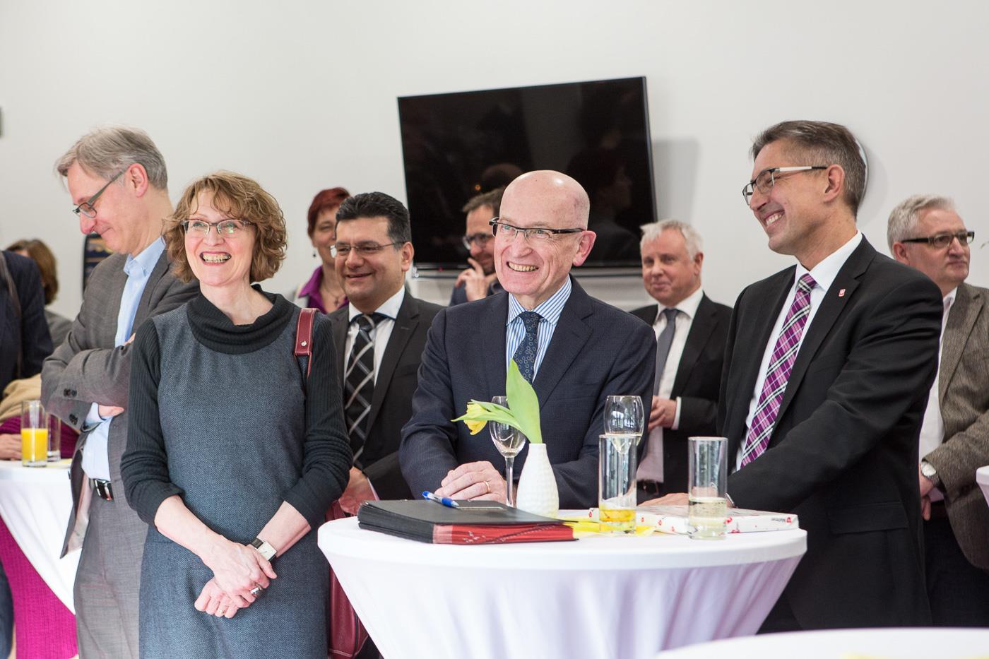 Helmut Vollmar an einem Stehtisch