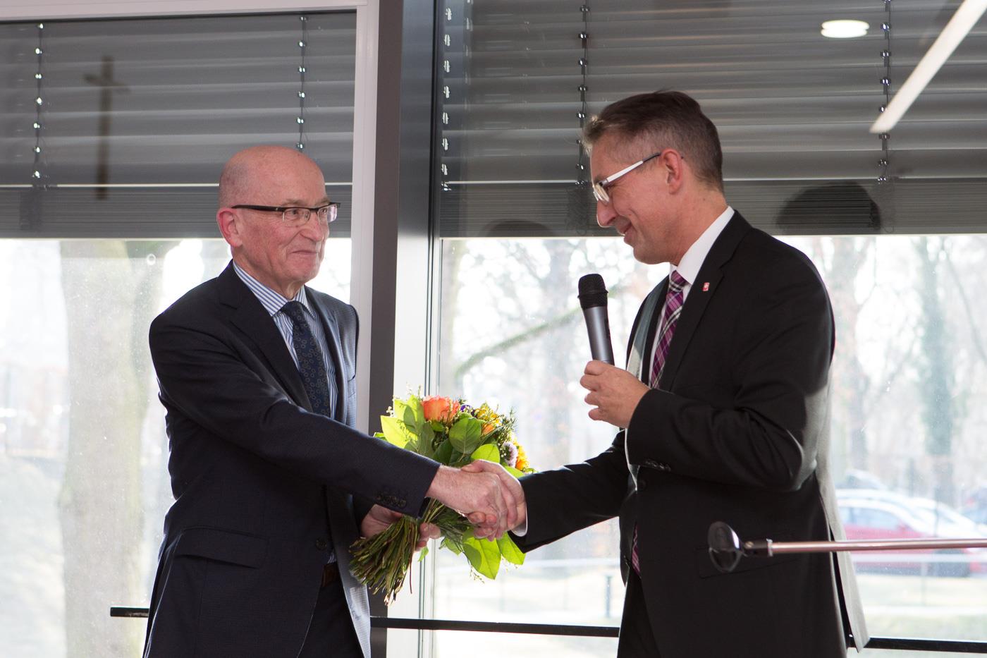 Helmut Vollmar mit seinem Nachfolger Thilo Spychalski 