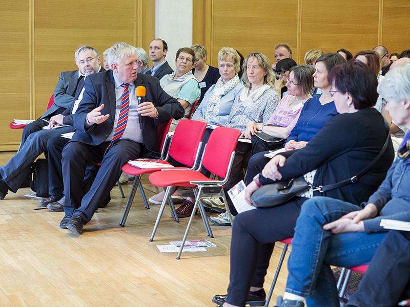 Staatssekretär Laumann im Gespräch mit dem Kongresspublikum