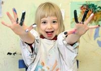 Kind mit Farbe an den Händen