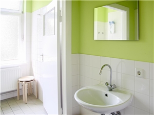 Zimmer mit Waschbecken im Frauenhaus Berlin