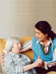 Ehrenamtliche Frau mit Seniorin