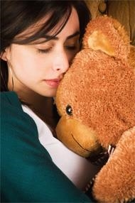 Mutter mit Teddx im Arm