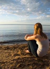 trauriges Mädchen blickt in die Ferne