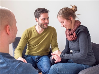 Mann und Frau in der Beratung