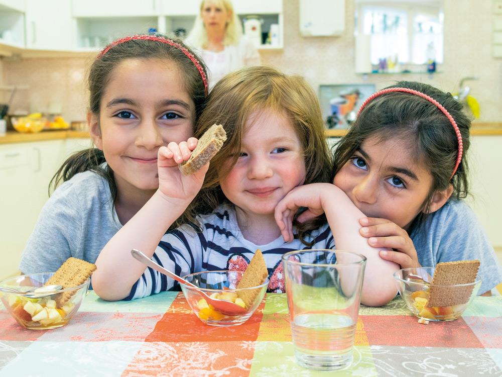 Kinder beim Kindermittagstisch der Caritas