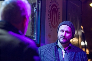 Freiwilliger Helfer in der Wäremstube