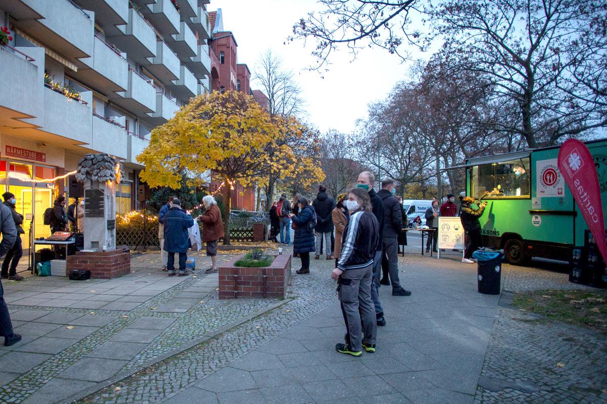 Menschen warten in der Kälte