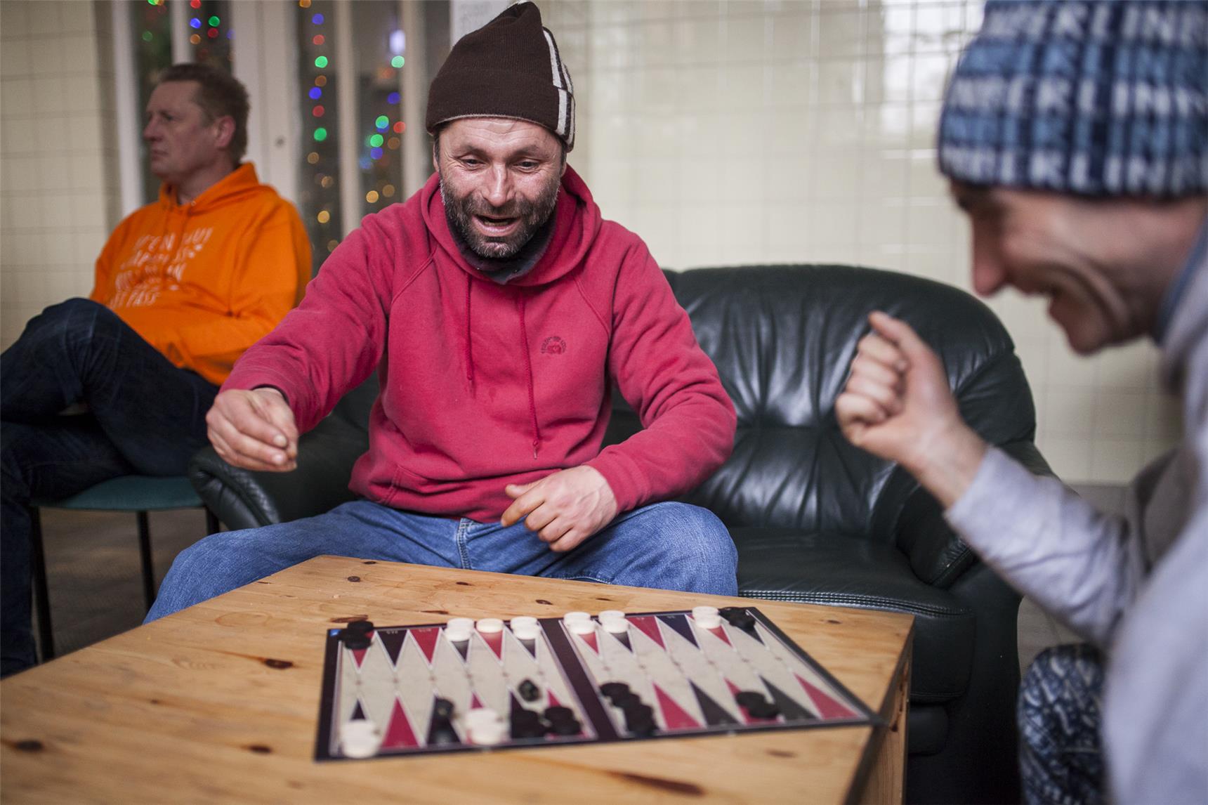 Zwei Gäste spielen ein Brettspiel