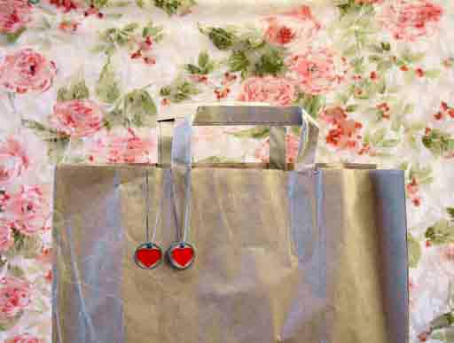 Eine Papiertüte vor einem Blumenhintergrund