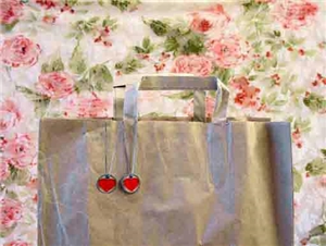 Eine Papiertüte vor einem Blumenhintergrund