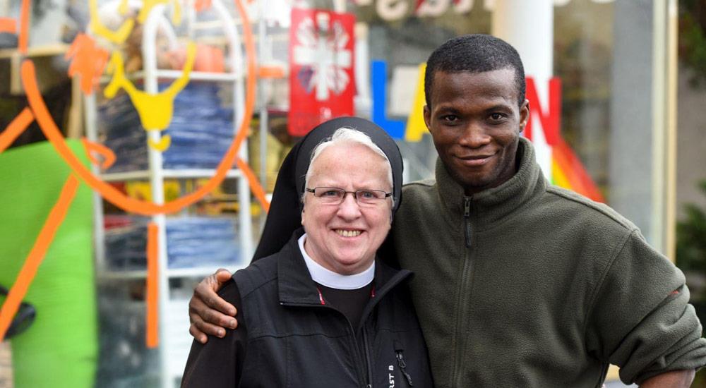 Nonne mit Geflüchtetem