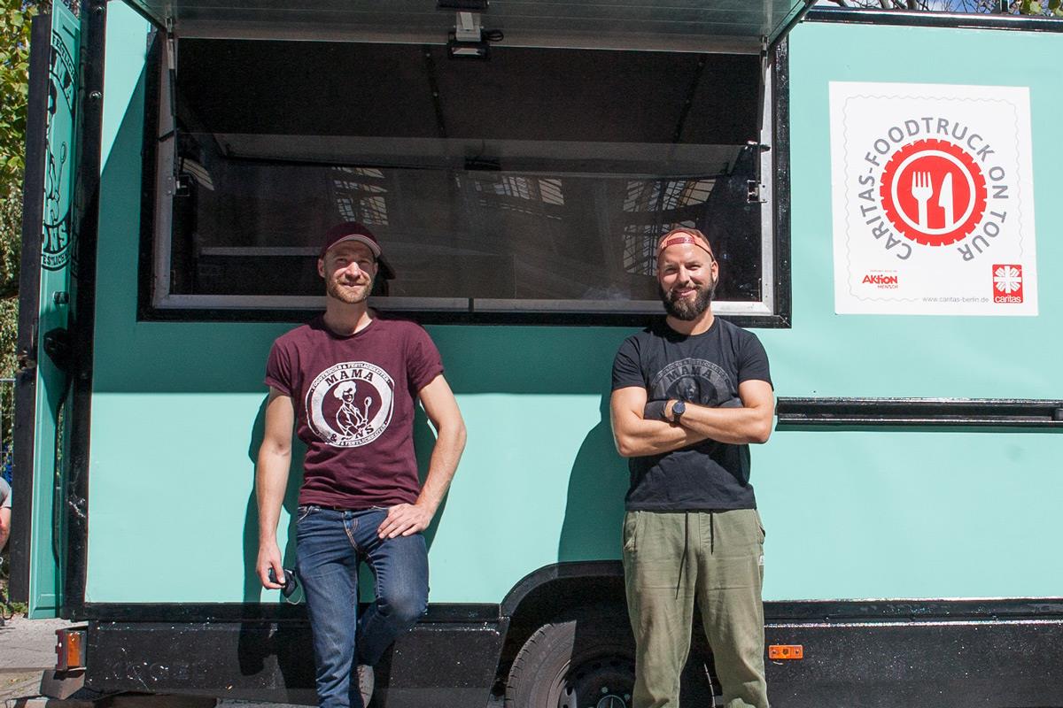 André und Janis vor dem Truck